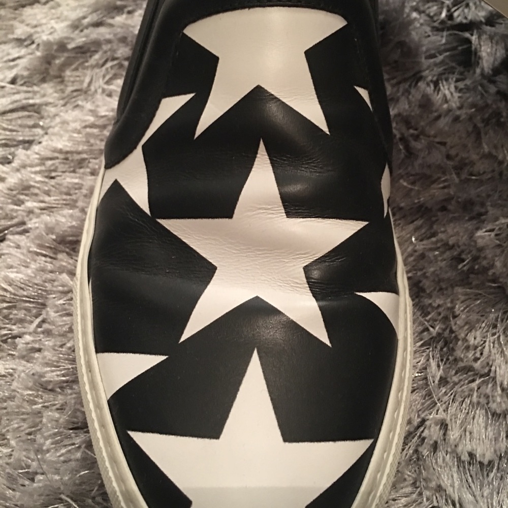 Givenchy - Picture 2 of 6